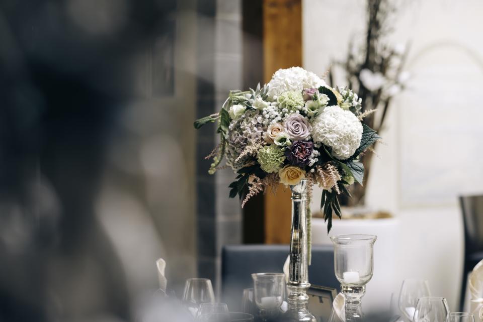 flower white petal bloom centerpiece table fine dining restaurant