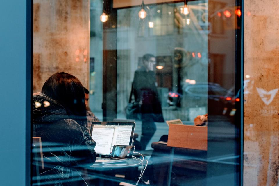 mobile phone gadget touchscreen communication camera skype application macbook laptop computer study business coffeehouse glass reflection restaurant