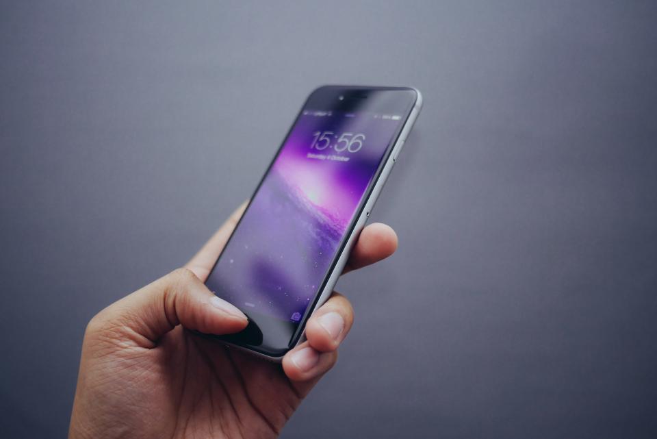 technology gadgets iphone smartphone mobile guy male people hand hold wallpaper reflection still bokeh
