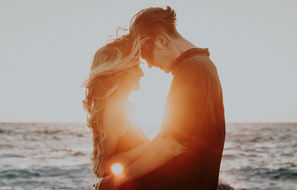 sea, ocean, water, waves, nature, horizon, sky, sunset, sunlight, sunrise, sunshine, people, couple, love, man, woman, hug, smile, happy