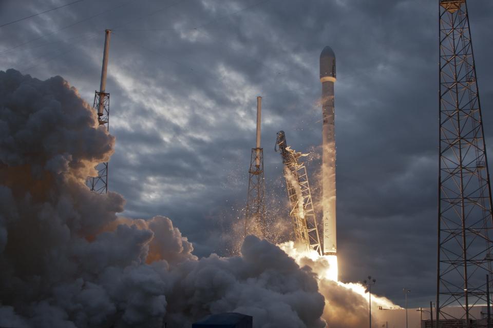 rockets rocket ship space shuttle smoke launch sky