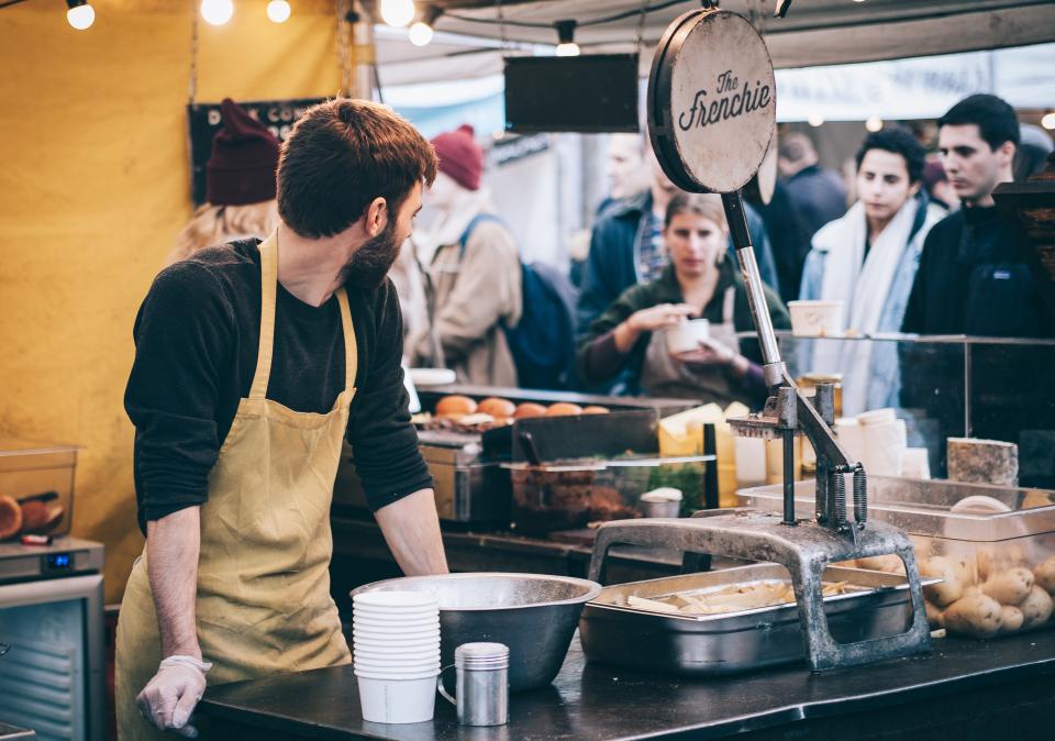 people, men, women, crowd, cook, bread, chef, baker, store, restaurant, fast food, chain